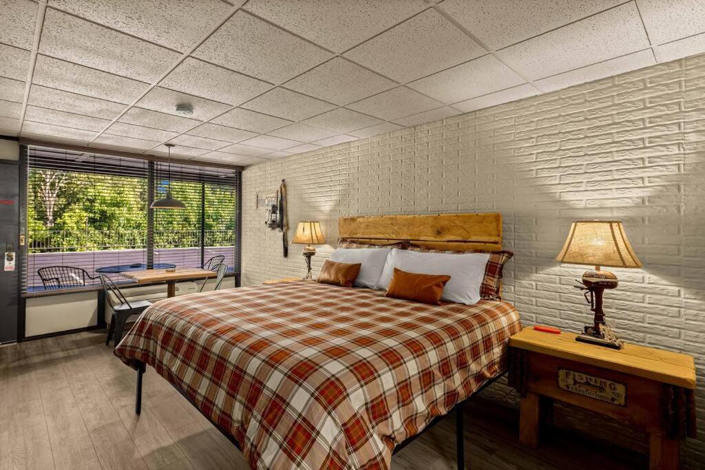 Stonegate Lodge Bed, Wifi, 50In Roku Tv, Salt Water Pool Room #109 Eureka Springs Exterior photo
