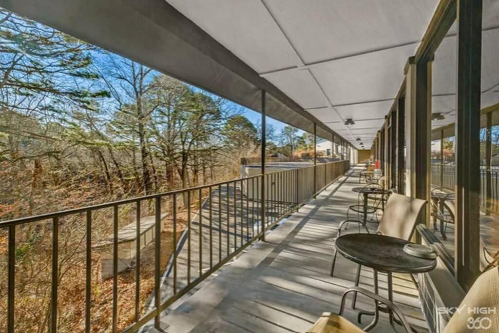 Stonegate Lodge Bed, Wifi, 50In Roku Tv, Salt Water Pool Room #109 Eureka Springs Exterior photo