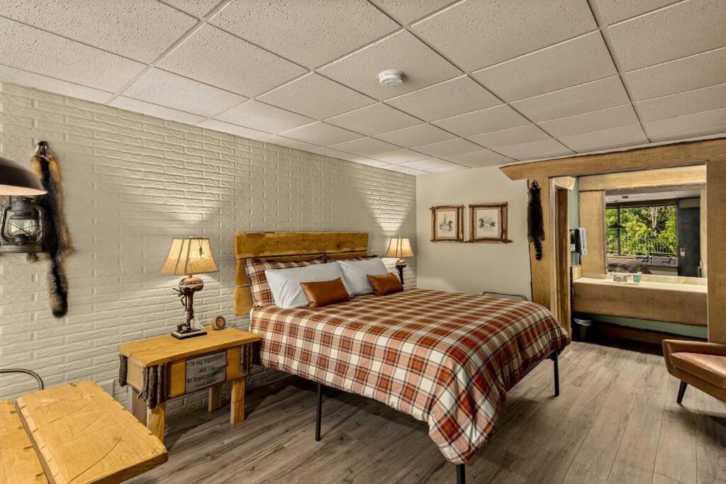 Stonegate Lodge Bed, Wifi, 50In Roku Tv, Salt Water Pool Room #109 Eureka Springs Exterior photo